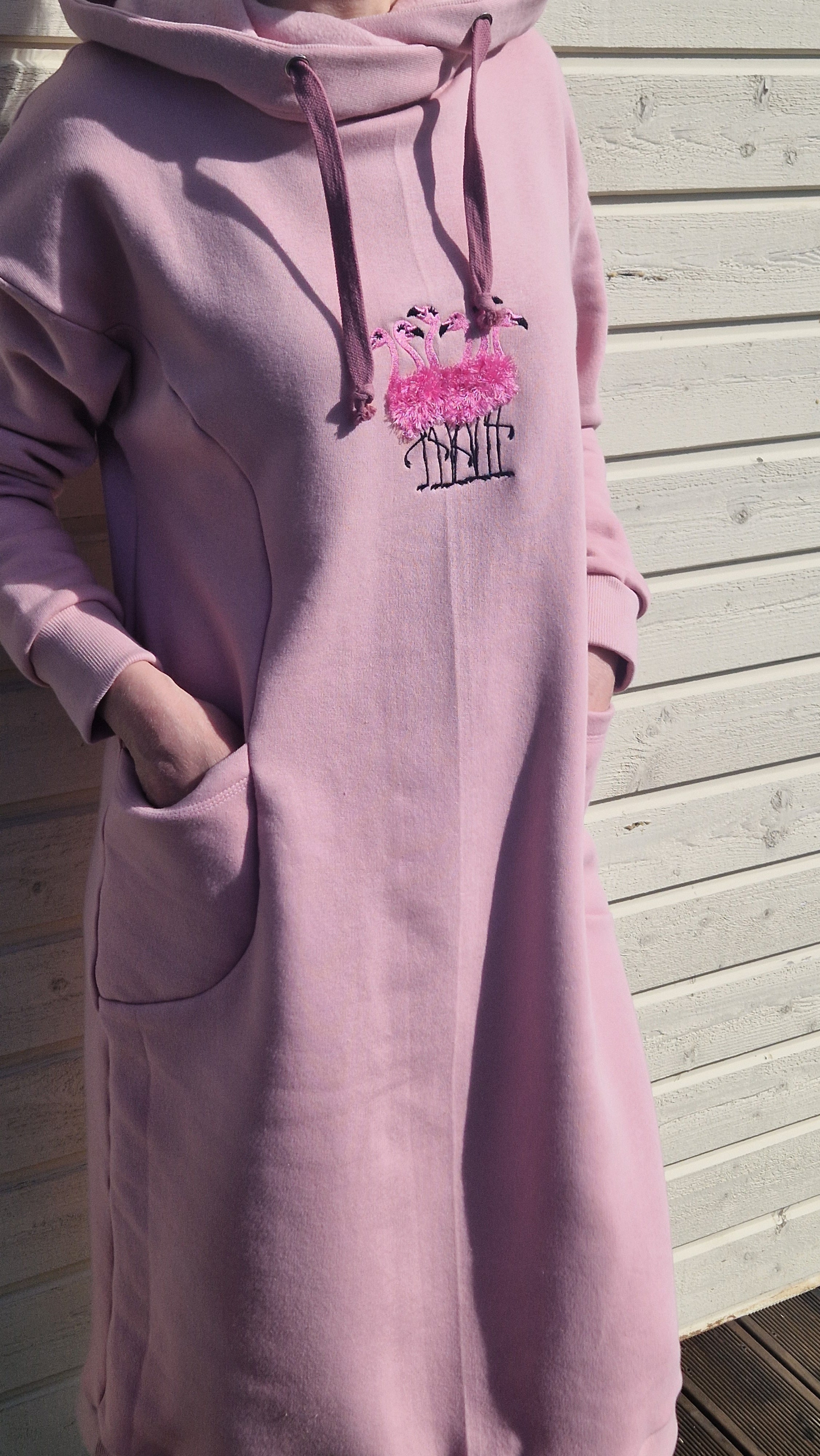 Roosa naiste dresskleit tikandiga eestvaade
