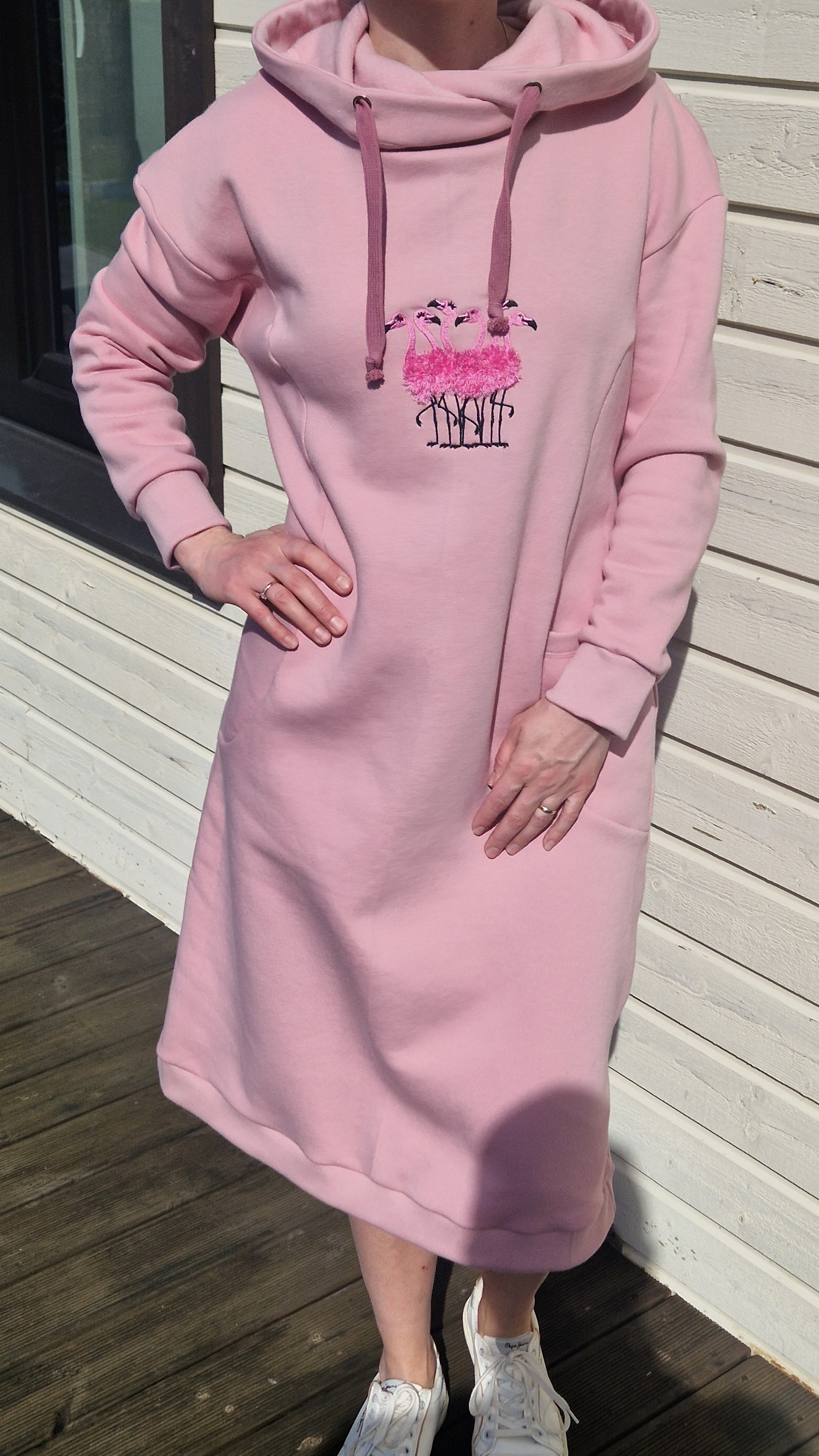 Pehmest materjalist roosa dresskleit kapuutsiga