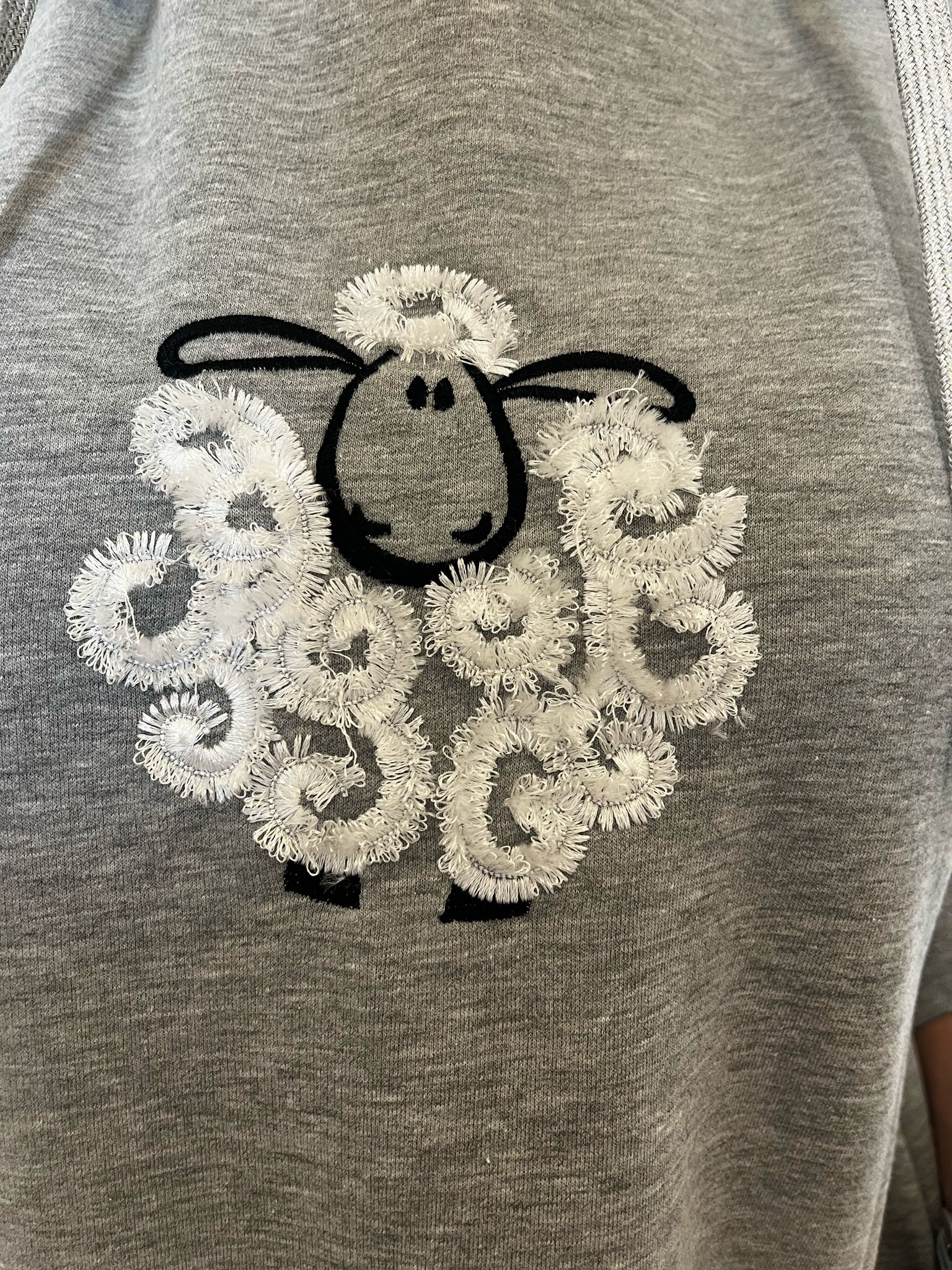 Tikandi detail hallil dresskleidil