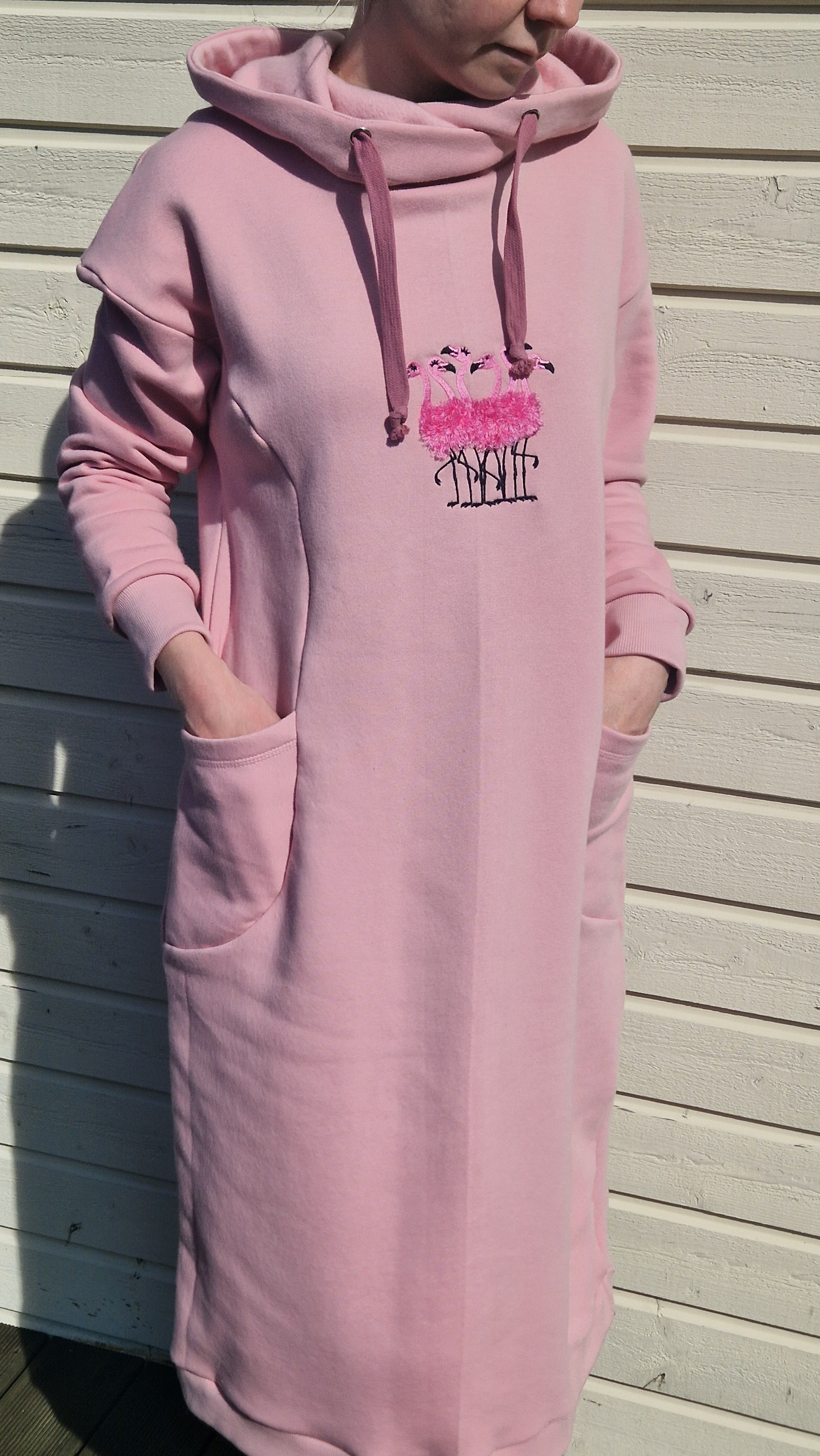 Roosa dresskleit flamingo tikandiga täispikk vaade