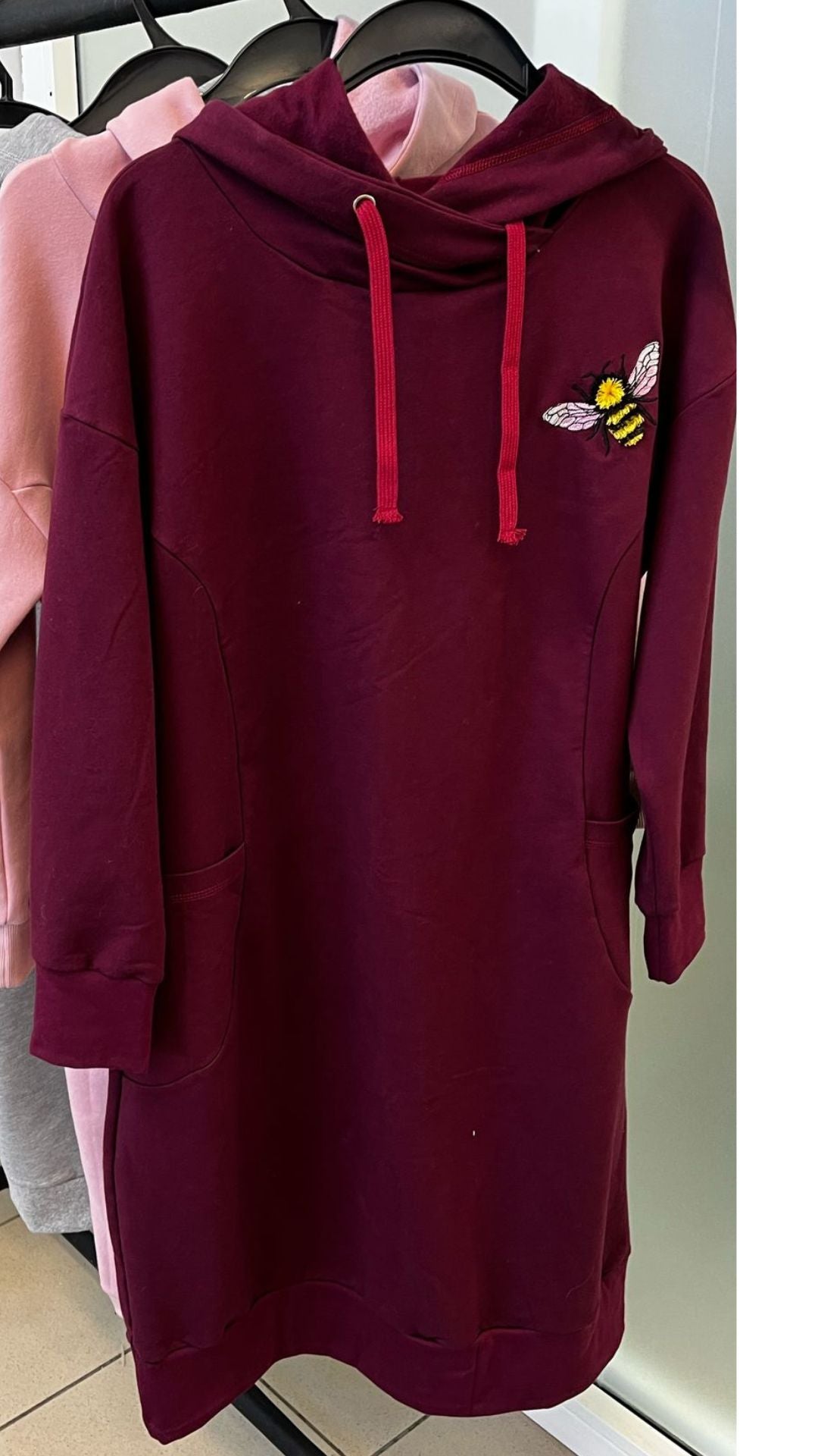 Tumepunane dresskleit tikandiga täispikk vaade